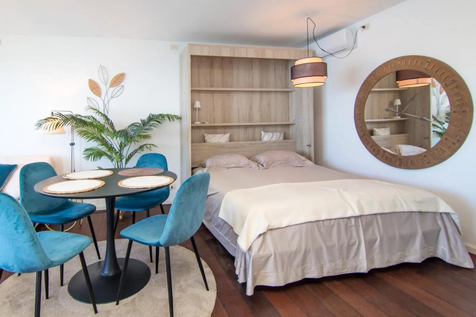 100 M2 Penthouse On The Beach. contacts